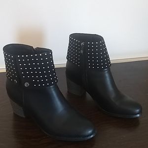 Black Side Zipper Entry Round Toe boots.